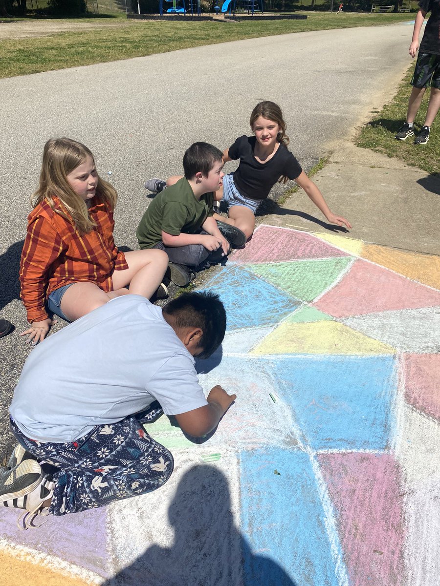 mcqueen4th's tweet photo. Spontaneous art at recess! @BESFirefly #funinfourth https://t.co/KrurTc8ZOg