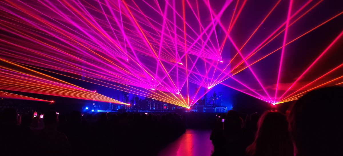 Musik geht ab, Laser gehen an, mein Herz geht auf.

Danke für zwei wundervolle Abende @schillermusic! ❤️