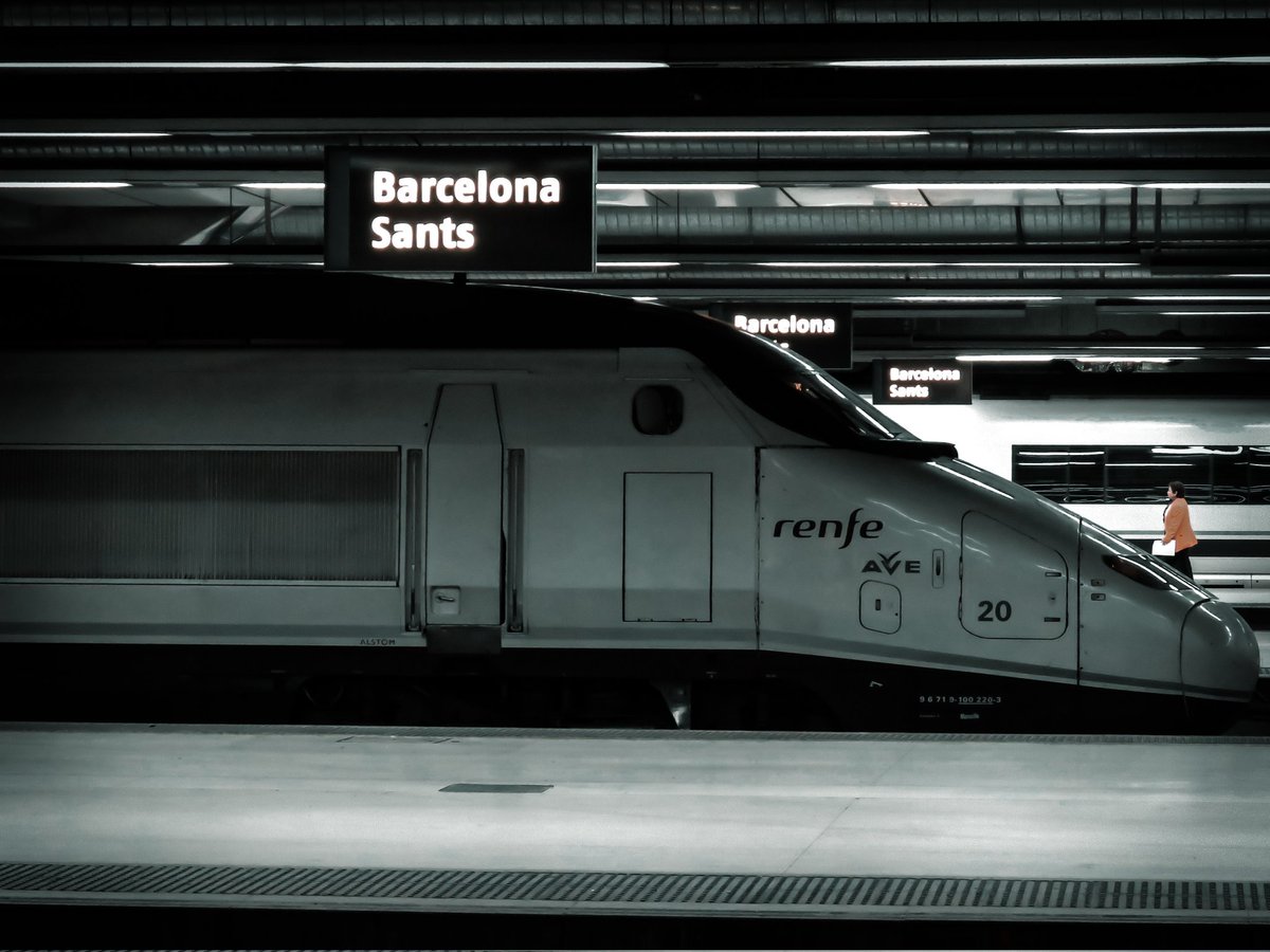 Origin: BCN - Destino: EXP'lore. #bcn #barcelona #spaintravel #catalunya #catalonia #explore #photography #travel #obulaskenky #traintravel #españa #ave #renfe #blackandwhitephotography