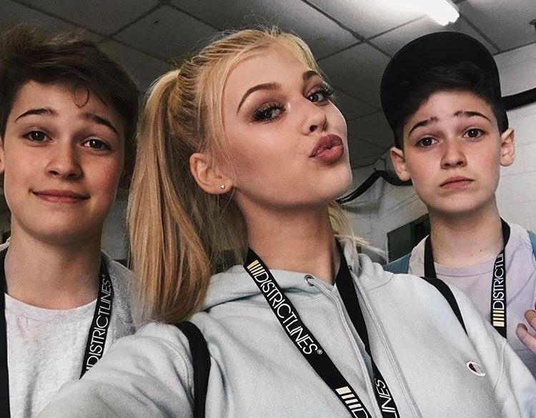 iamlorengray's tweet photo. posting a cute little tbt photo with my two friends from the uk for absolutely no reason https://t.co/B1cVsv9cuL