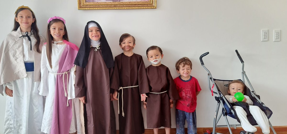 "En los hogares donde hay siempre una cuna que se balancea florecen espontáneamente las virtudes. La familia numerosa bien ordenada es casi un santuario invisible...  florece la alegría y madura la santidad"
Pio XII