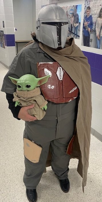 sascunning's tweet photo. The Fourth was with us today @ChandlersSchool !  We have some fun middle school learners who geek out well with silly, old teachers like me.  So much fun!  (Thanks to my son for the DIY Mandalorian attire.) #MayTheFourthBeWithYou #LCPride https://t.co/VWTzFmZpbL