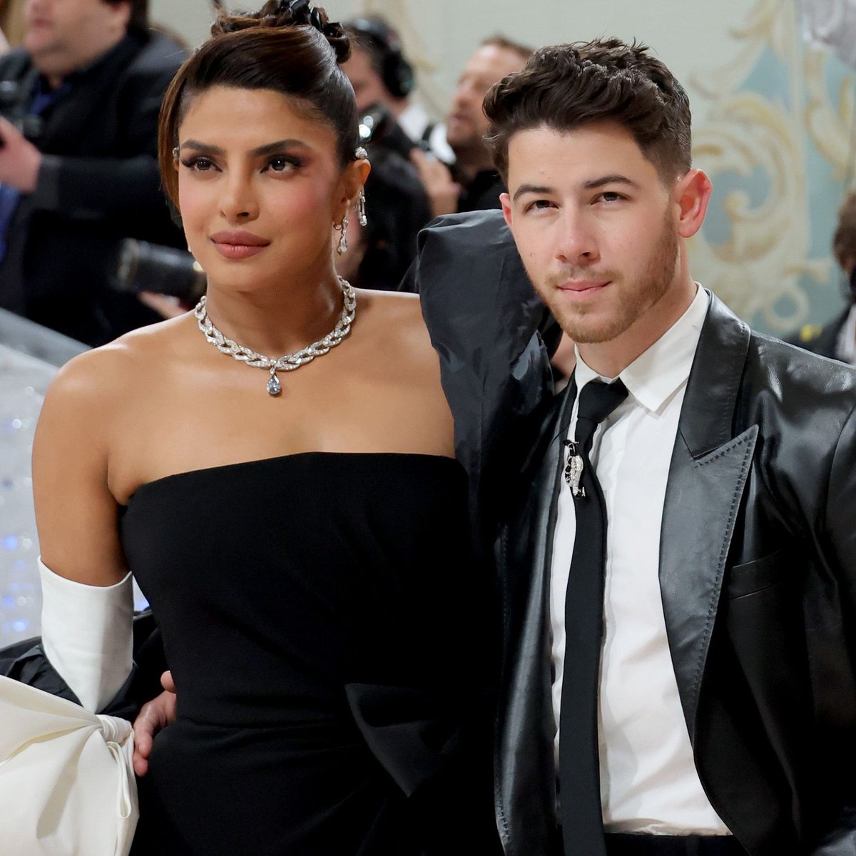 ALFINETEI's tweet image. 🚨 EITA! Priyanka Chopra reclamou do Met Gala desse ano:

"Tenho uma reclamação! Não havia nem pão para comer, eu estava com muita fome, talvez eu tivesse expectativas irrealistas do evento. Meu marido teve que pedir pizza quando voltamos para o hotel."