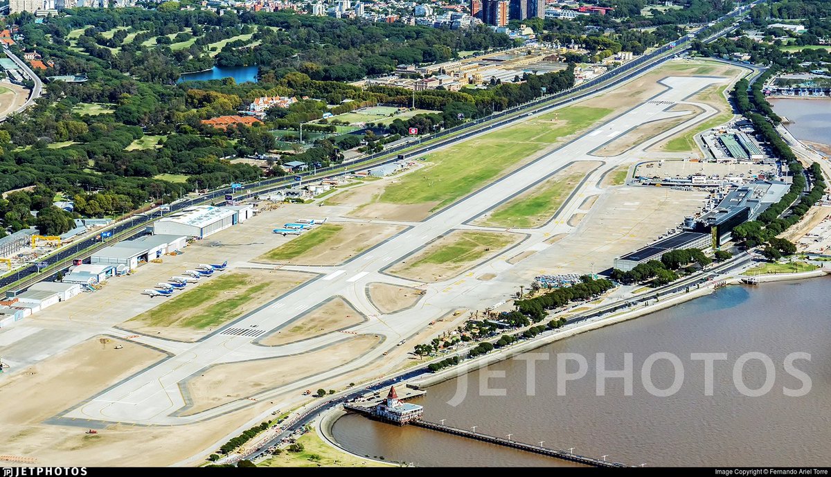 SpottersArg's tweet photo. Top 10 aeropuertos argentinos con mayor cantidad de movimientos (arribos + partidas) en abril - solo cabotaje.

1) Aeroparque - 8.003

2) Ezeiza - 1.658

3) Córdoba - 1.639

4) Mendoza - 1.351

5) Bariloche - 1.095

6) Iguazú - 969

7) Salta - 903

8) Neuquén - 877

9) San Fernando - 639

10) Tucumán - 599

Aeroparque representa un 34% del total.

No cuenta Morón.
Fuente: informe ANAC.