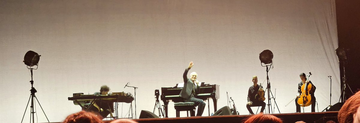 Utterly mesmerising as always <a href="/LudovicoEinaud/">Ludovico Einaudi</a> playing <a href="/OVOHydro/">OVO Hydro</a> #Glasgow tonight. Thank you💙
