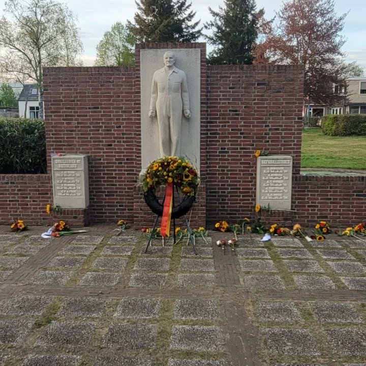 Terwijl collega wijkagent Gerhard aanwezig was bij de 4 mei herdenking in #Driebergen was ik aanwezig bij de stille tocht en de herdenking in #Maarn. Blijft altijd een waardevol gebeuren met veel belangstelling van jong en oud! ^JJ #wijkagent #4mei #herdenking #vrijheid