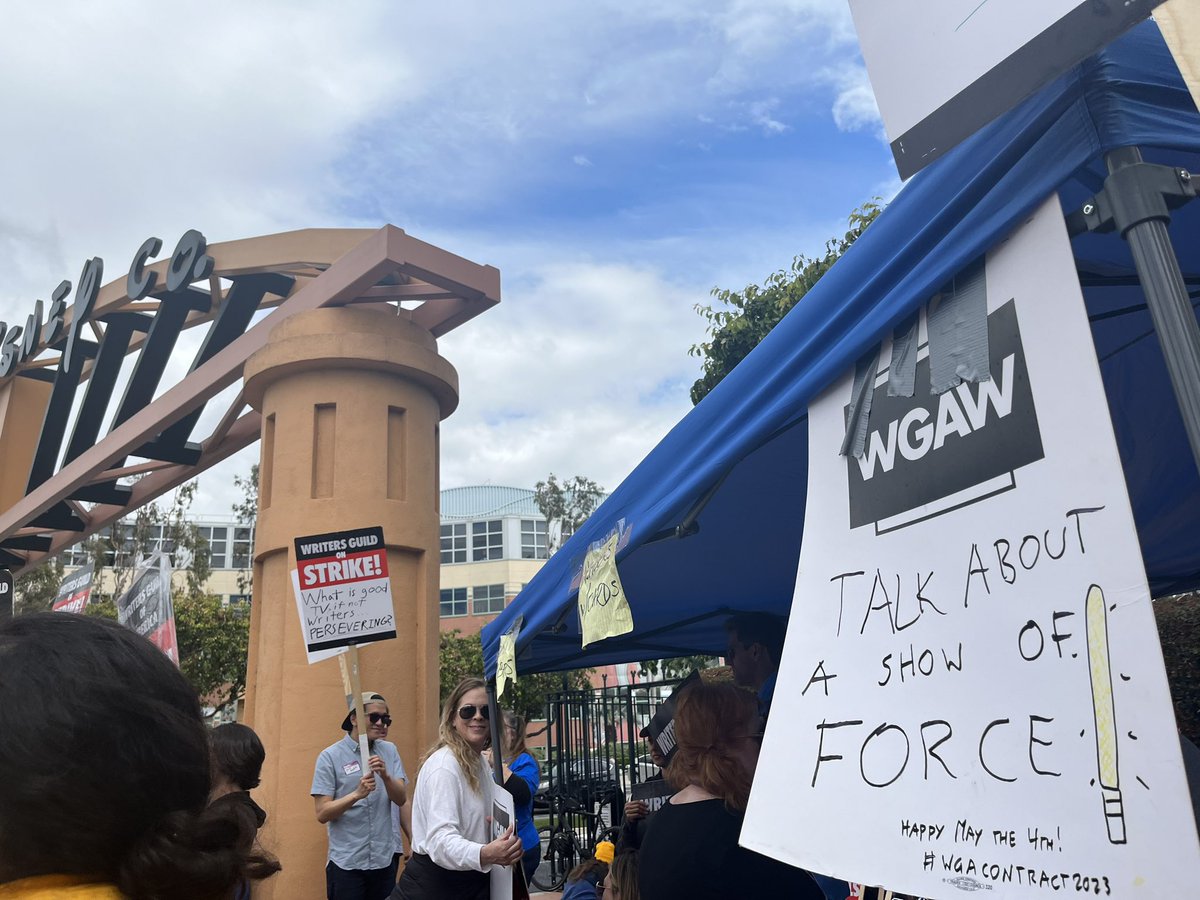 thisisLeeAnn's tweet photo. Talk about a show of force! #WGAstrong #WGAstrike #DoTheWriteThing #TheForceIsWithUs #WGAcontract2023 https://t.co/YFeG6RpjDN