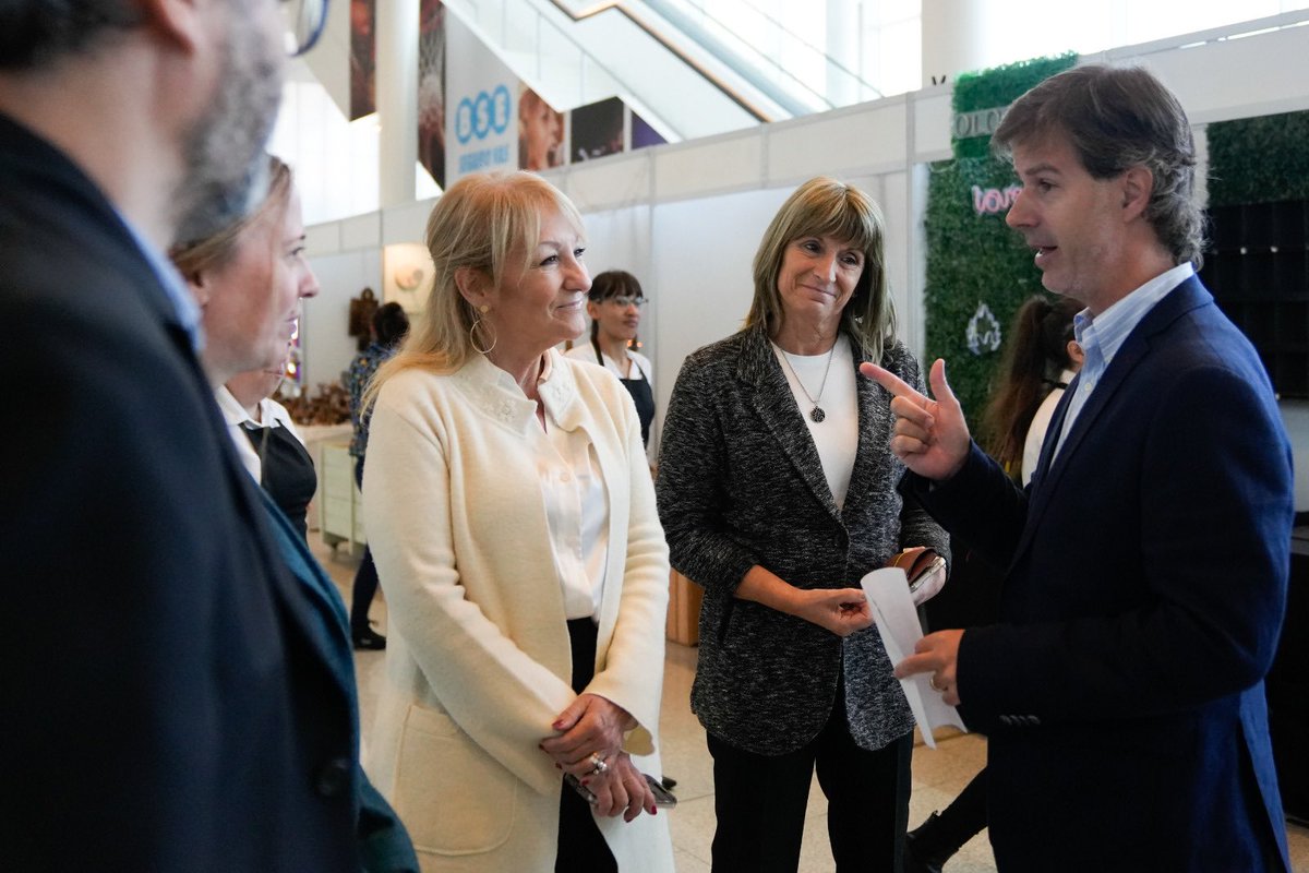 CosseCarolina's tweet photo. Participamos de la inauguración de #HomeFest, una exposición muy
importante de la industria inmobiliaria y de la construcción en nuestro país.
Esta segunda edición se llevará a cabo del 4 al 7 de mayo en el @antelarena. https://t.co/O6bkqpeVe1
