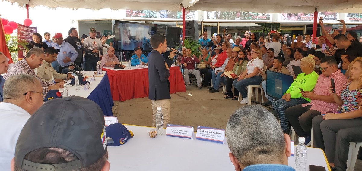 MinhviZul's tweet photo. Avanzamos en materia de vivienda con  la entrega títulos de comité de Tierras, Titulos de Propiedad de Francisco Delgado, con la visita del Ministro Ildemaro Villarroel! Gracias al trabajo de la Arq. Yuglenis Ocando. https://t.co/bC2hxXAoJE
