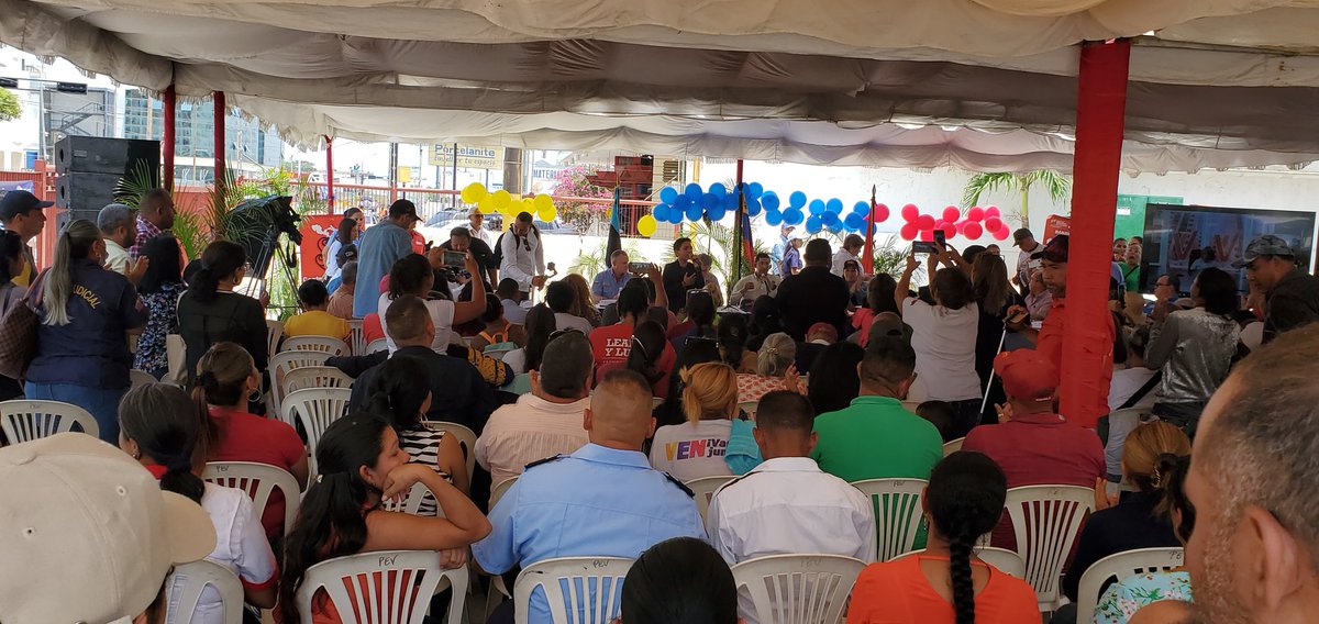 MinhviZul's tweet photo. Avanzamos en materia de vivienda con  la entrega títulos de comité de Tierras, Titulos de Propiedad de Francisco Delgado, con la visita del Ministro Ildemaro Villarroel! Gracias al trabajo de la Arq. Yuglenis Ocando. https://t.co/bC2hxXAoJE