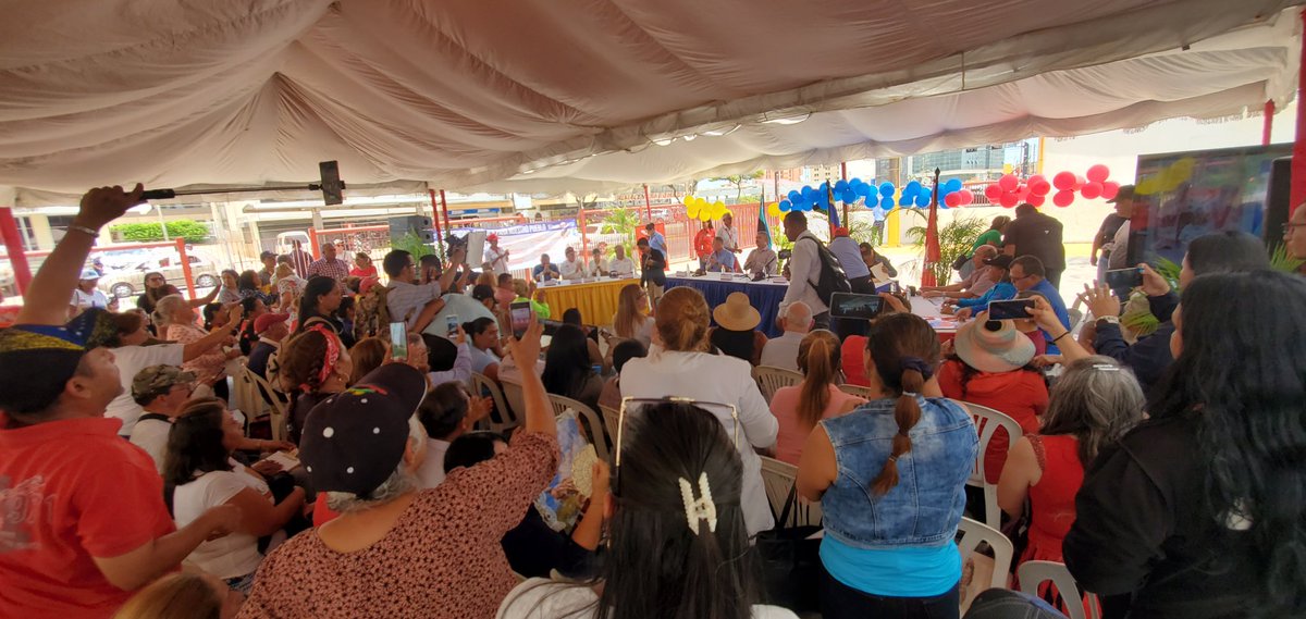 MinhviZul's tweet photo. Avanzamos en materia de vivienda con  la entrega títulos de comité de Tierras, Titulos de Propiedad de Francisco Delgado, con la visita del Ministro Ildemaro Villarroel! Gracias al trabajo de la Arq. Yuglenis Ocando. https://t.co/bC2hxXAoJE