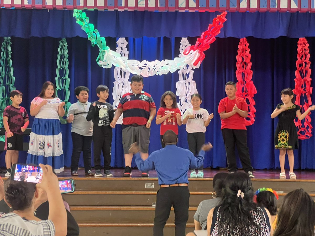 MrsLKerrigan's tweet photo. @RaymondES_AISD students are celebrating #CincoDeMayo at our spring concert! #AldineConnected #AldineTeam3 #RaymondElementary @Ms_Bostic03 https://t.co/LESsKE3lqD
