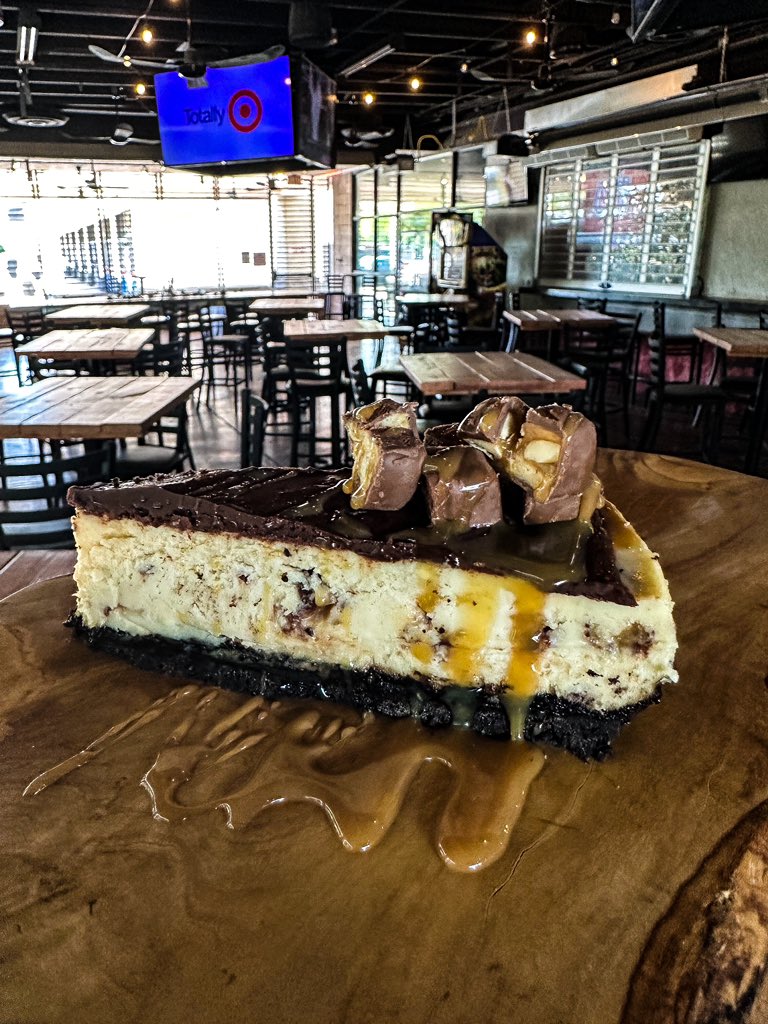 Chefmarkcoakley's tweet photo. Are you a foodie with a sweet tooth? Snickers Cheesecake. It’s so delicious, it should be illegal 😉🍰 #SnickersCheesecake #FoodieLove #DessertGoals
@SNICKERS https://t.co/Vjw9uxwigY