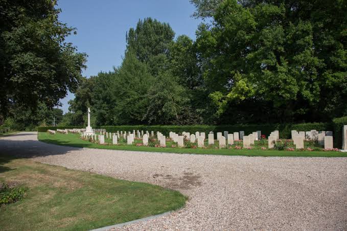 ArdvanderVorst's tweet photo. #DutchWeek🇳🇱🇳🇿
The Netherlands celebrates its liberation on May 5. #OTD in 1945, #WWII ended for the Dutch.
Grateful for Aotearoa New Zealand’s support &amp; commemorating the 256 New Zealand airmen killed in World War II that are buried in the Netherlands, in 85 different cemeteries https://t.co/Sp66QN7q1J