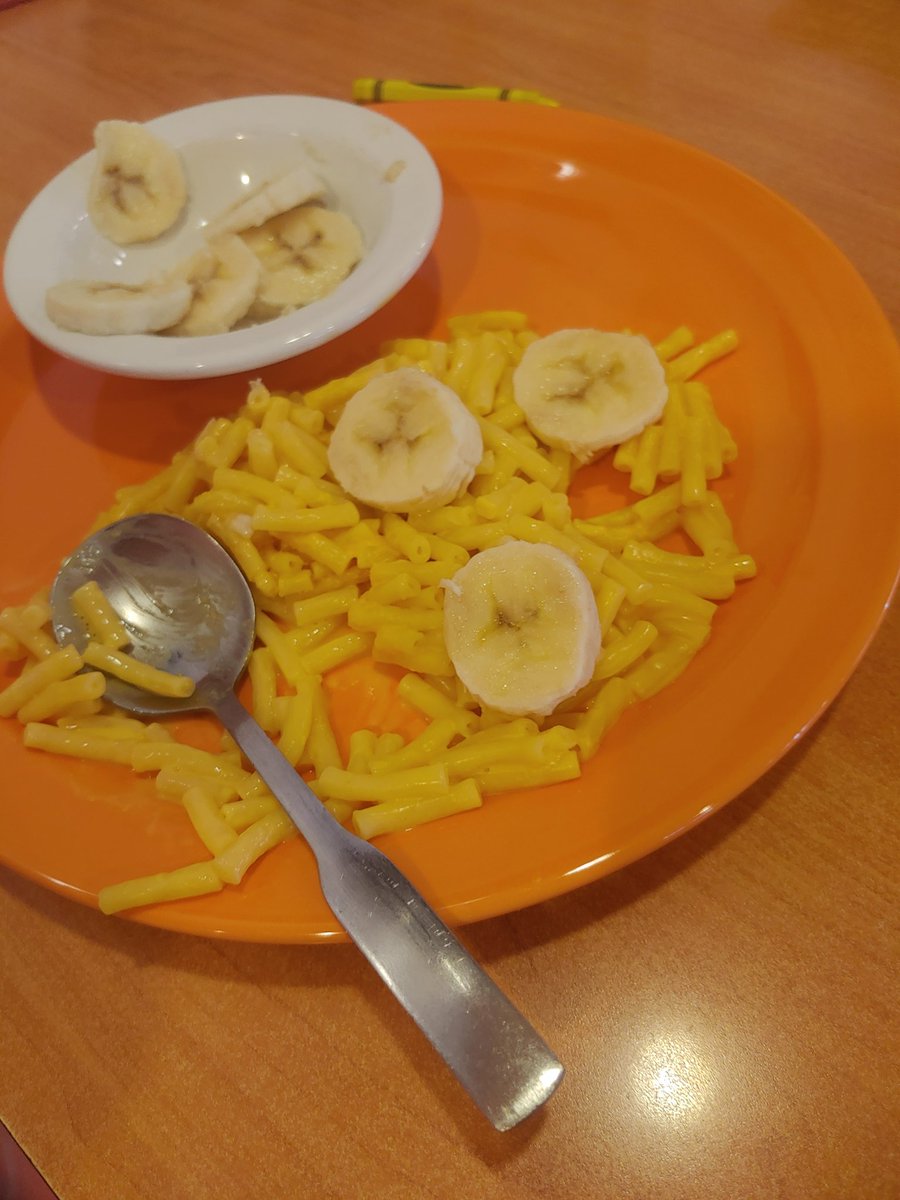 TypicalSwine's tweet image. My sister will eat this (mac and cheese with bananas) and say it's delicious, but won't touch anything that even came close to touching a vegetable. I love her and her crazy self 😂