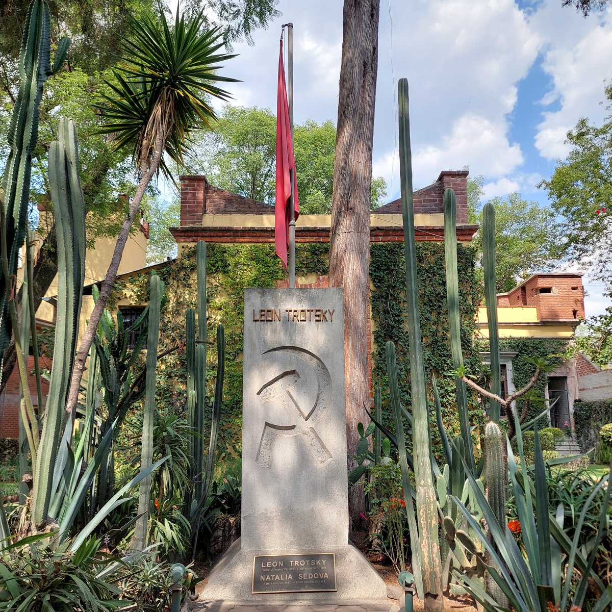 raufrere's tweet photo. Musée et maison de Léon Trotsky🔺️🔻 ✒️🧑‍✈️🌍🌎🌏📢à  Mexico city⚱️ 🇲🇽⚒️🛠 #trotsky #trotskymuseo #casatrotsky #révolution #revolucion #4emeinternationale #staline #bolchevique #PCUS #assassinatTrotsky #diegoriviera #fridakhalo #AndréBreton #sedov #sedovna https://t.co/1omnEo1Deq