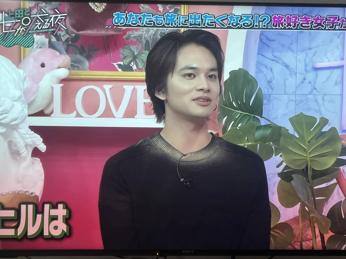 あれ、ファンデーションがついちゃってるの？北村匠海の着ている服が個性的すぎる！