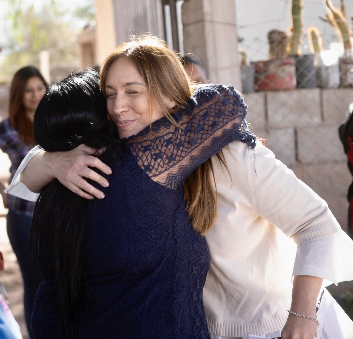mariuvidal's tweet photo. Hace un año y medio que recorro el país y, si bien estoy orgullosa del potencial que tiene nuestra Argentina y del empuje de su gente, no puedo ignorar la angustia, el miedo y la tristeza que me transmiten en cada provincia. Paraliza la inflación, asusta la inseguridad, aturden las malas noticias, da temor el futuro porque el gobierno no da confianza.

Estoy convencida que es fundamental que los argentinos confíen en que Juntos por el Cambio es la salida. Es el único espacio político con el equipo y la experiencia necesaria para sacar el país adelante. Sé que las múltiples candidaturas sólo generan división e incertidumbre. Los proyectos individuales no pueden estar por encima del conjunto. 

“No se peleen”, “Estén unidos”, me dijeron en cada recorrida. Por eso, porque los escuché y porque los entiendo, decidí que esta vez no voy a ser candidata a Presidenta de la Nación.

Ésta, como cada decisión de mi carrera política fue tomada en la calle, no detrás de un escritorio. Decidí escuchando a los que quieren educarse para progresar, a los que eligen libertad y no sometimiento, a los que trabajan y a los que dan trabajo. Decidí recorriendo y planificando el futuro que quiero para mi país.

Y eso es lo que voy a seguir haciendo: Voy a seguir trabajando en defender nuestra unidad, fortaleciendo nuestras propuestas y llevando a cada rincón del país la esperanza de que una mejor Argentina es posible. Sin peleas, sin chicanas, sin bajezas. 

Mañana me encuentran en el mismo lugar que hace 20 años: trabajando por y para recuperar Argentina.