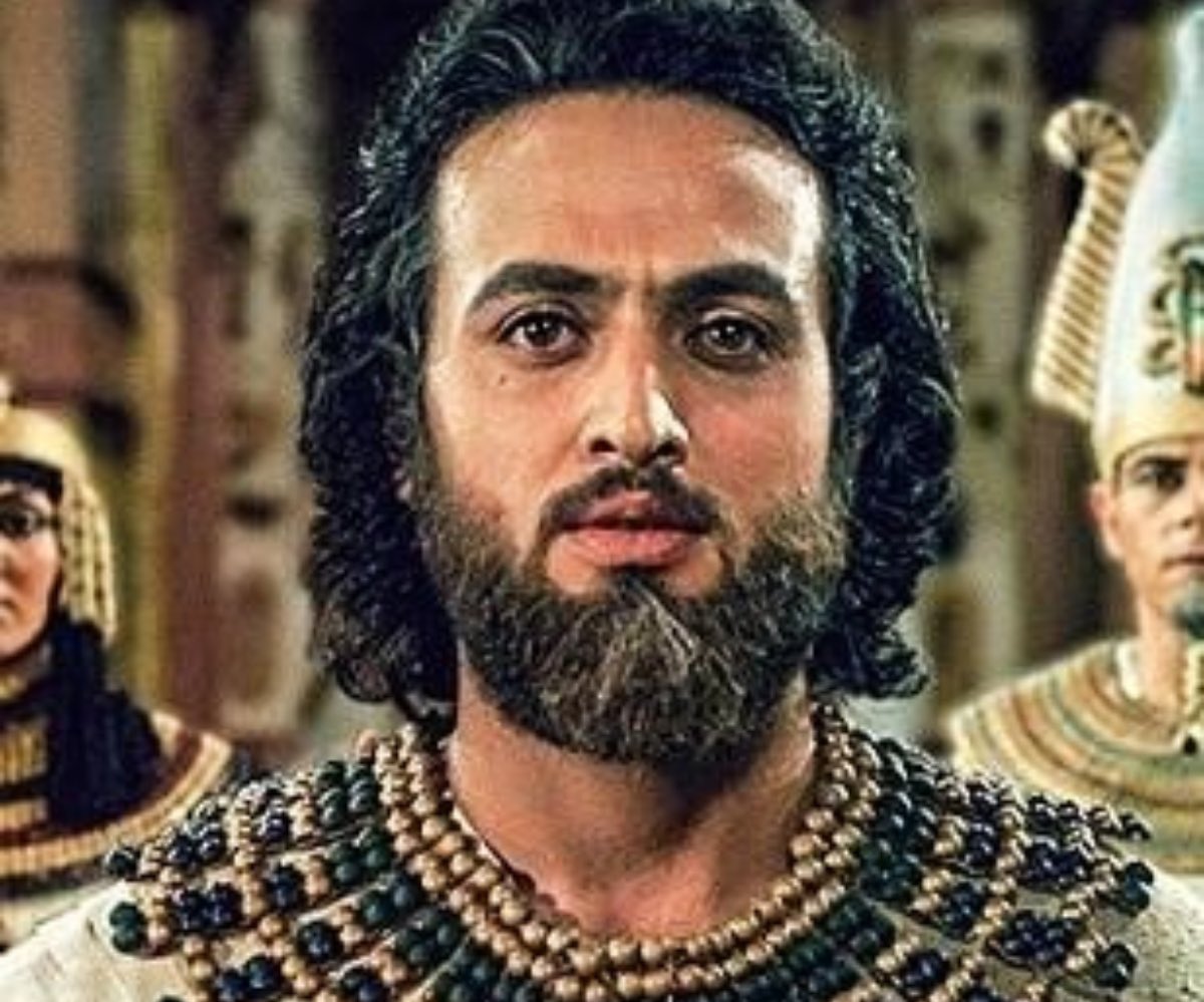 AliZaidAlModhi's tweet photo. عندما تتأمل في قصة النبي يوسف.. تجده ظلما القي في الجب وبيع كالعبيد وأدخل السجن. رغم زكاة نفسه وبعده عن الرجس. لكن التكبر اعمى العيون عن مقامه. لكنهم في نهاية المطاف اذعنت انفسهم واقروا بذنبهم فخروا له سجدا وهامت انفسهم فيه عشقا.

فأين تلك النفوس من أخوة يوسف. وأين هم من زليخة. https://t.co/FqaLPubSYa