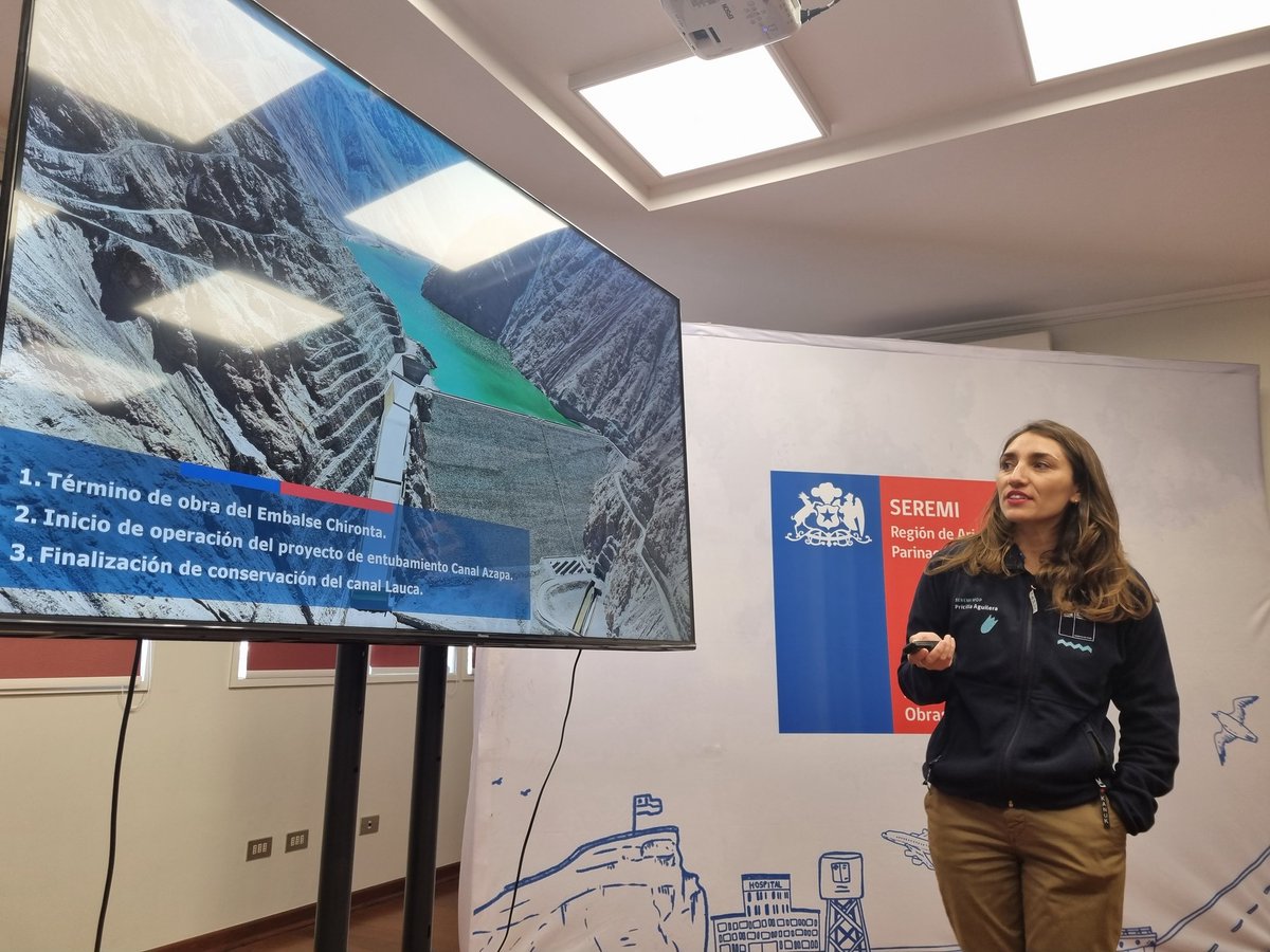 moparica's tweet photo. 🔵Hoy compartimos con nuestro Consejo de la Sociedad Civil #COSOC el pre informe de #CuentaPública donde detallamos  las 👉iniciativas que desarrolló el @mop_chile  durante el 2022, para aportar al desarrollo y crecimiento económico regional.  #Seguimosavanzando #buenvecino https://t.co/GiNPEHbMn1