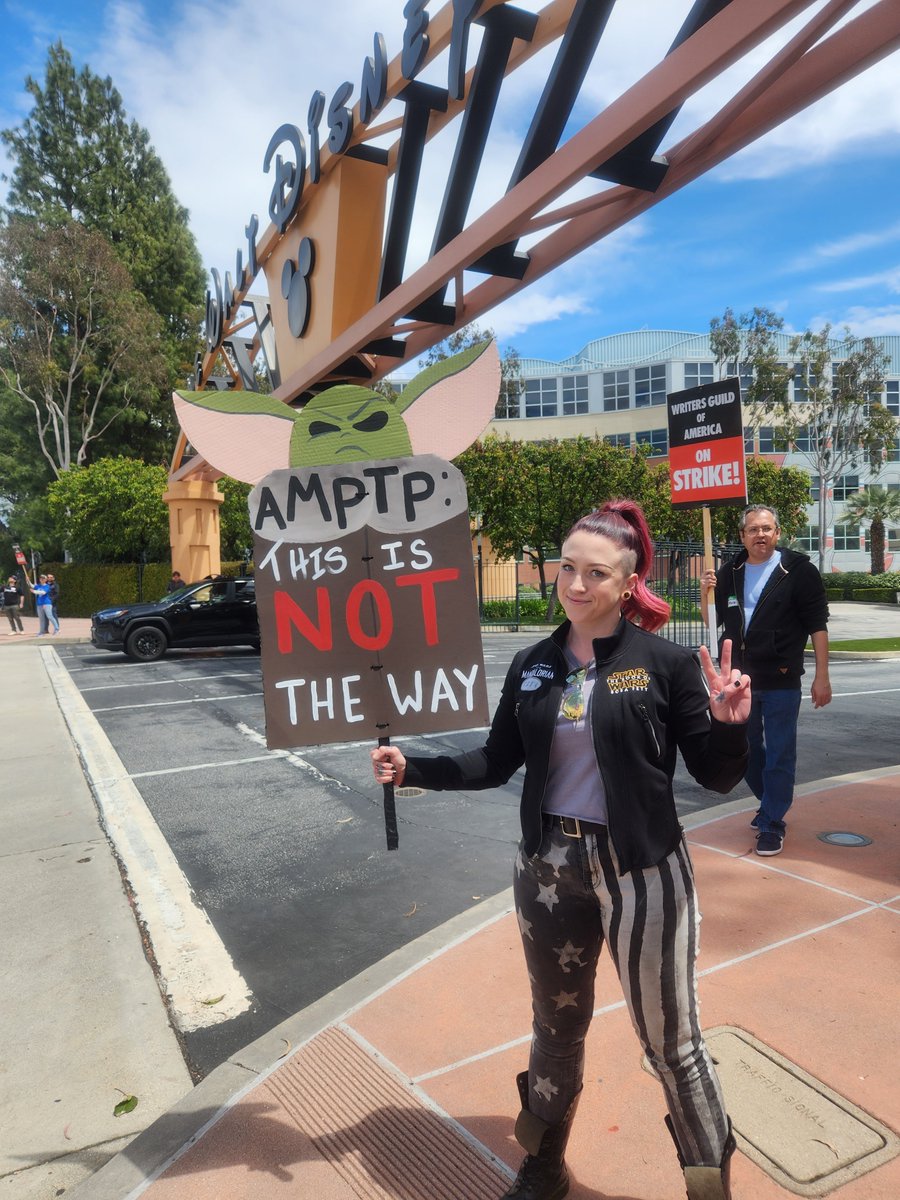 Made a new friend today.

With support like this from Motion Picture Costumers @MPC705 , we can't lose!❤️

#mpc705 #UnionStrong @IATSE  @WGAWest #WGAStrike #DoTheWriteThing