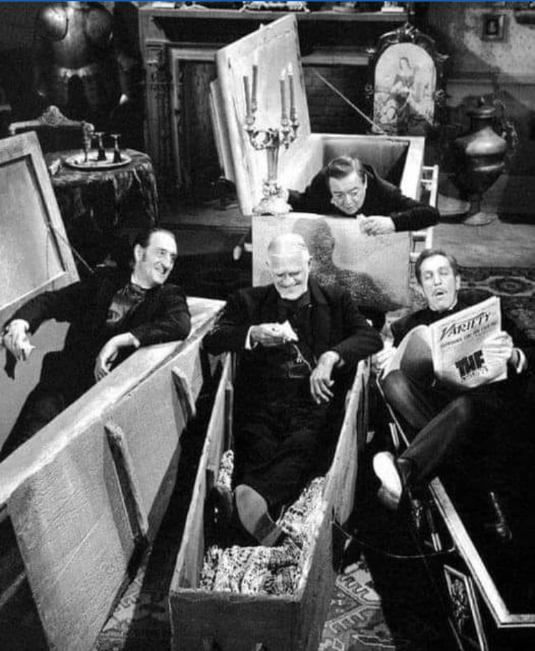 ⚰️'Gentlemen, so we adjourn for the evening, it's almost sunrise...'🎨#BasilRathbone, #BorisKarloff, #PeterLorre and #VincentPrice, on the set of 'The Comedy Of Terrors' (1963)⚰️#Monsters #Horror
