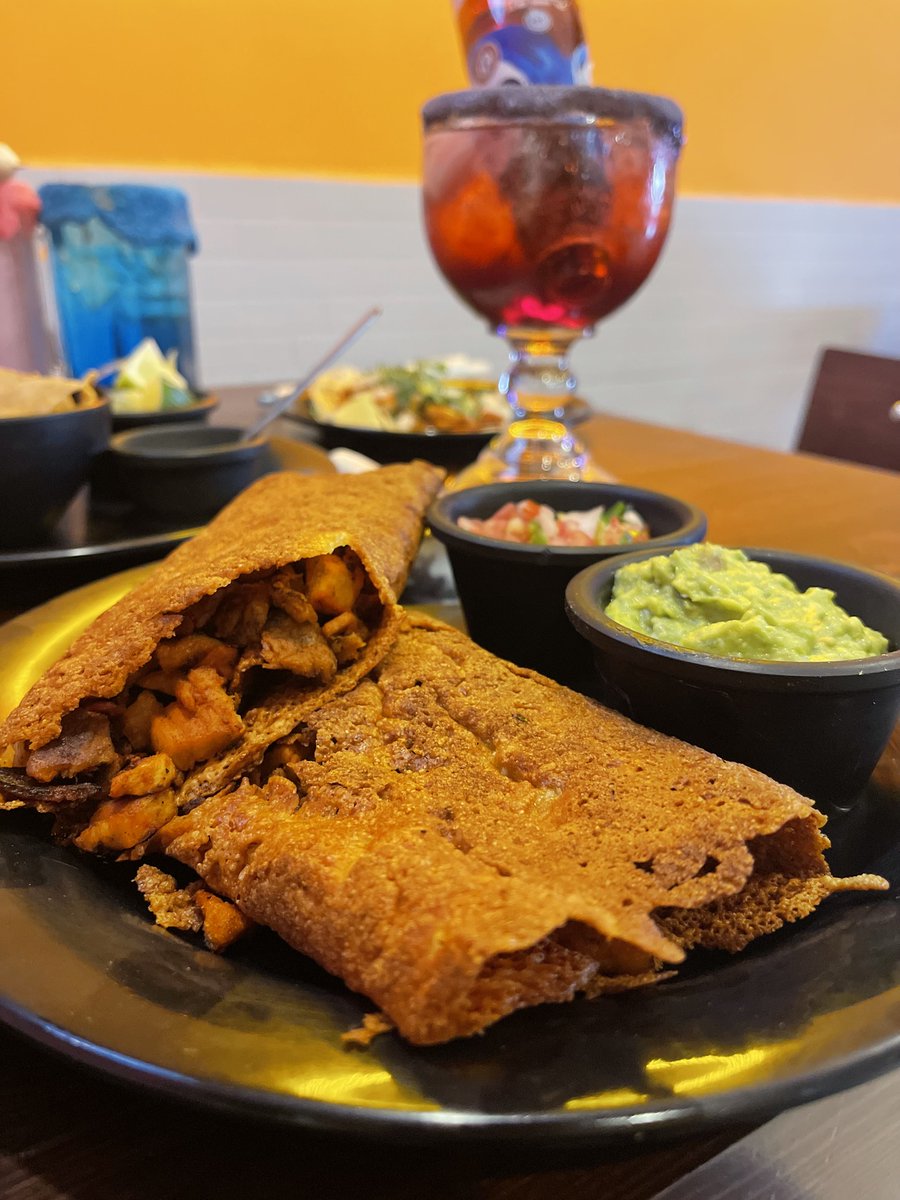 tragonautamx's tweet photo. ¡De chilangolandia para Querétaro! Mis #Tragonautas me lancé a MICHE TACOS🌮 , un lugar al estilo de la #CDMX. Te recomiendo pedirte el #Michetaco especial, su burriqueso y me pedí una licuachela🥂
📍Av. Luis Vega Monrroy 322. Zona 2 extendida, Balaustradas. https://t.co/1cSni5gagY