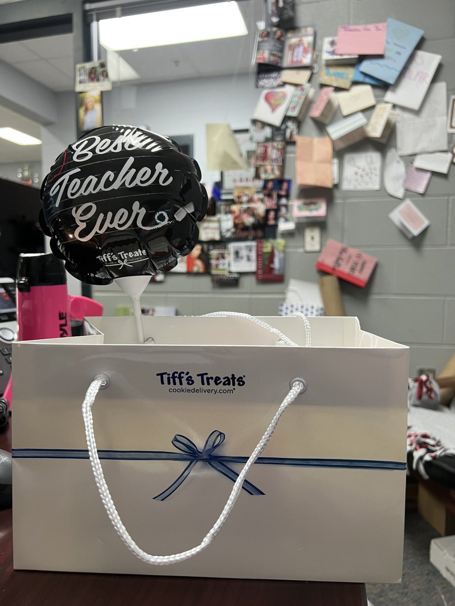 bellescoach's tweet photo. We are so grateful for the Belles parents! Today we were surprised by a hot &amp; fresh Tiff’s Treats delivery from our 2023-24 Belles Parents Organization Board Members! 🤍 ♥️ #DanceTeacherAppreciationDay https://t.co/4oPPjtPefB