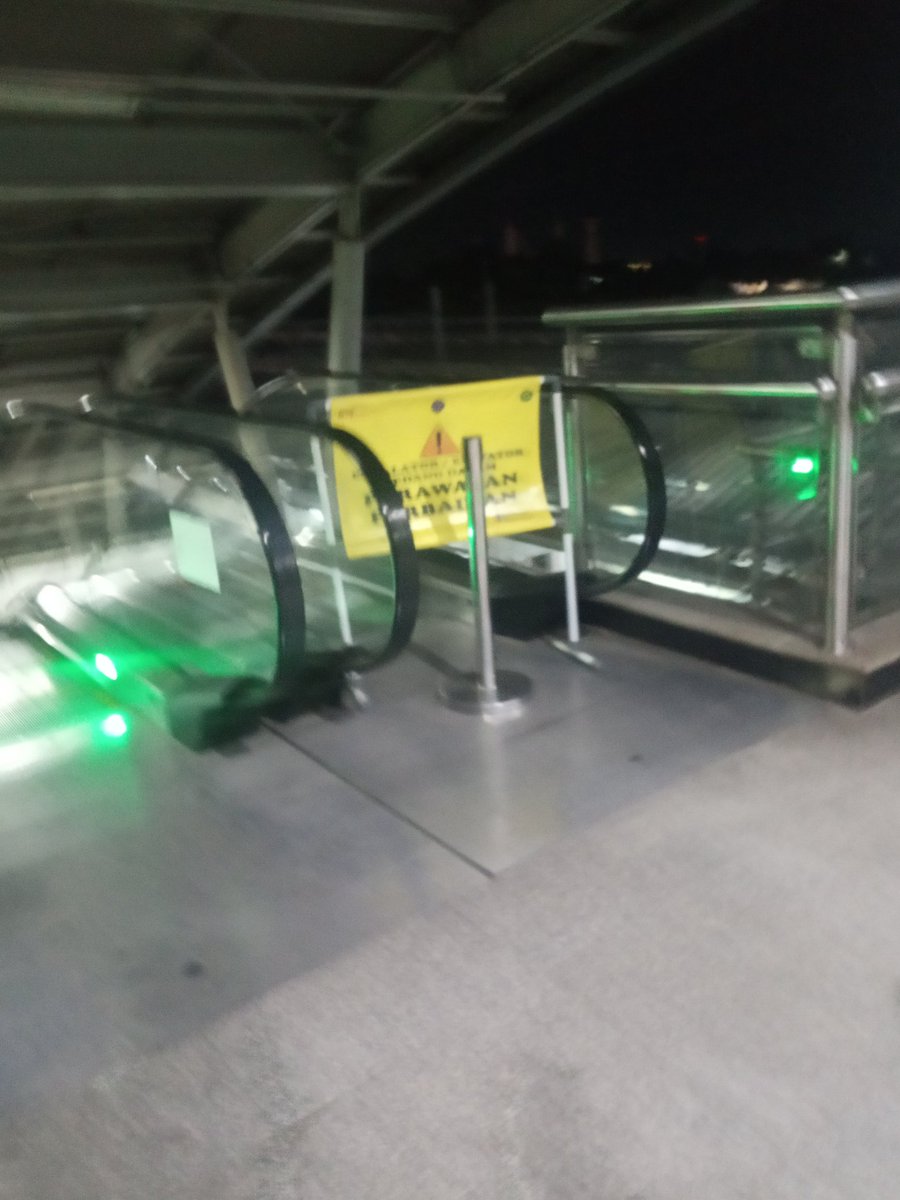 dwi_neeta's tweet photo. Pagi koq masih blm ada perbaikan escalator turun di st. Cikarang ya padahal sdh lama sekali rusaknya dari puasa  s/d  sesudah lebaran. kasian orang² yg bawa koper atau barang² krn ini stasiun yg melayani kereta jarak jauh @CommuterLine @CurhatKRL @jalurbekasi @JalurCikarang https://t.co/zi1ST32Bac