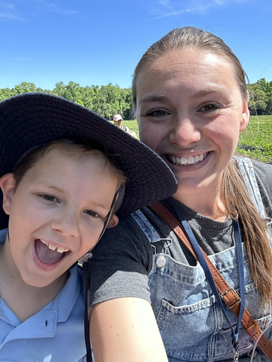 rfjeffcoat's tweet photo. Our field trip was un-BEE-lievable!  2nd grade had the best day @Boone_Hall.  We learned all about the important role of bees in pollination, took a hayride, and picked strawberries! 🍓 We were complimented on our wonderful behavior.  Great job 2nd grade!  @AngelOakElem https://t.co/piTX2X5TYe