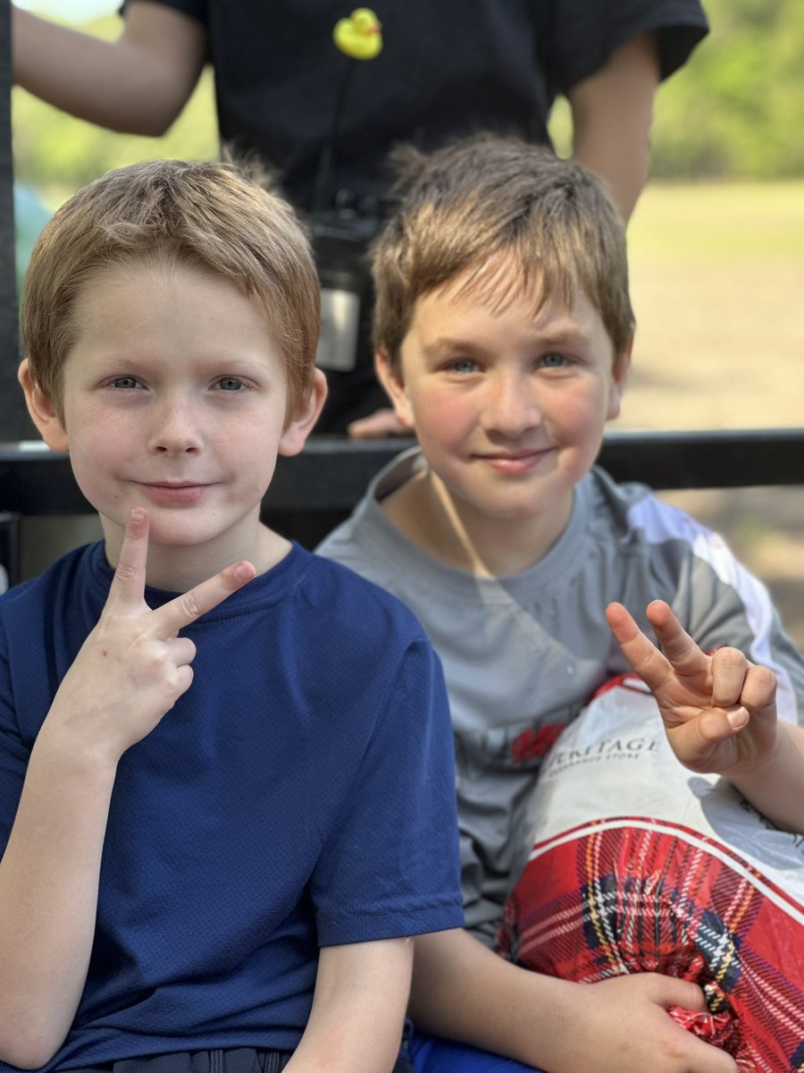 rfjeffcoat's tweet photo. Our field trip was un-BEE-lievable!  2nd grade had the best day @Boone_Hall.  We learned all about the important role of bees in pollination, took a hayride, and picked strawberries! 🍓 We were complimented on our wonderful behavior.  Great job 2nd grade!  @AngelOakElem https://t.co/piTX2X5TYe