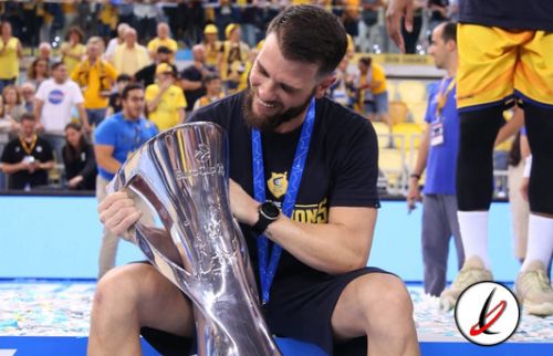 🏀🏆 #Baloncesto

Lionel Montelongo es el primer lanzaroteño en levantar una FIBA <a href="/EuroCup/">BKT EuroCup</a> 

☑ Se formó como jugador en el <a href="/magectias1995/">Magec Tías</a>  
☑ Llegó en el 2012 al <a href="/GranCanariaCB/">Dreamland Gran Canaria</a> 
☑ Desde el 2017 es fisio del primer equipo

⏬ Más información ⏬
lanzarotedeportiva.com/index.php/54-b…