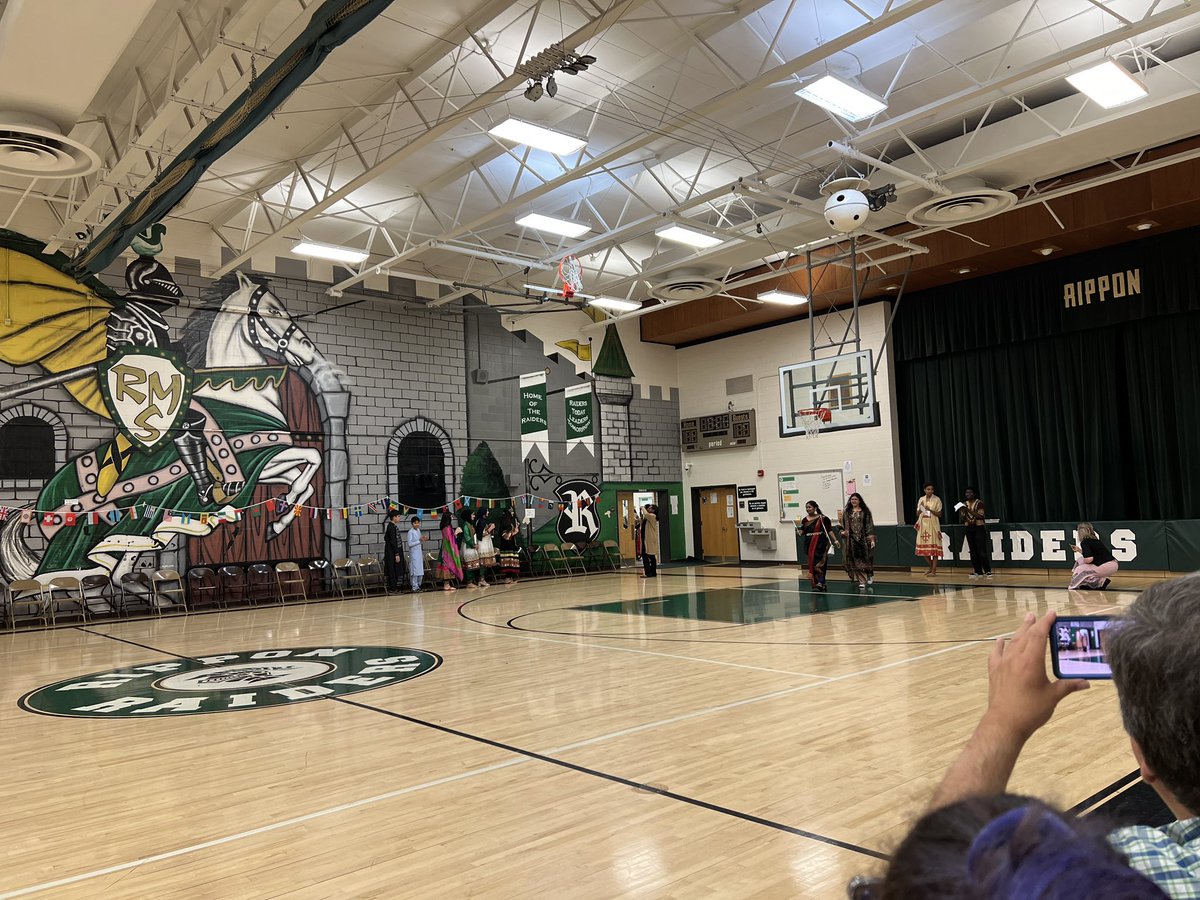 HelgaSanchez20's tweet photo. #InternationalNight @RipponMiddle with the most amazing #MultilingualFamilies. More than 30 countries represented, delicious food and a great sense of #Community! Thank you @KAD_VA for inviting us! #FamilyEngagement #MulticulturalCommunities #AllAreWelcome #BetterTogether https://t.co/7UlODzYUWb