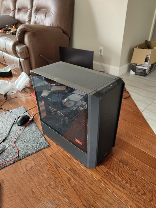 Say hello to my new PC, Mightyena :3   (Sorry for the mess >,<;) https://t.co/MZpIVopZsC