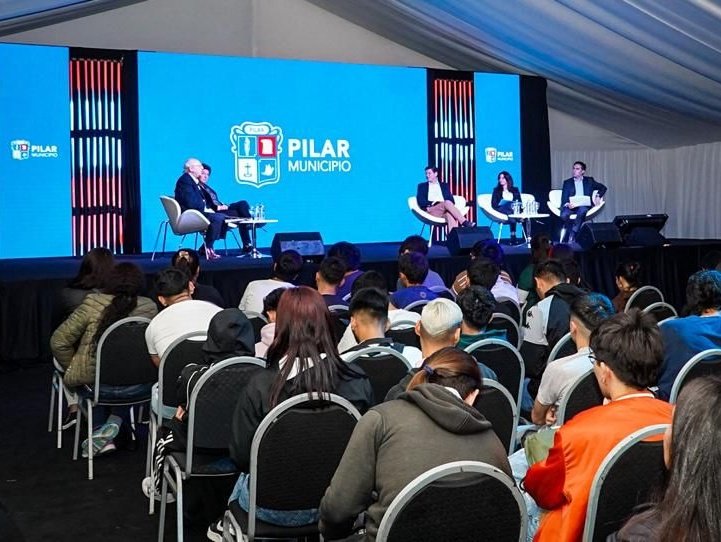 ferpeirano's tweet photo. Felicitaciones @federicoachaval por esta primera jornada de #HechoEnPilar

Invitado como expositor, señalé que la llave de la economía del futuro es la educación, la ciencia y la tecnología y trabajar para combinar la inversión con la innovación con las PyMEs como protagonistas. https://t.co/RxVj7yOfHF