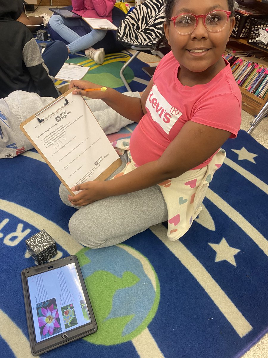 jcorsovb's tweet image. 5th graders exploring plant classification with Merge Cubes and the dichotomous key @RosemontEagles @MrsBCGreen @charlenedwinley