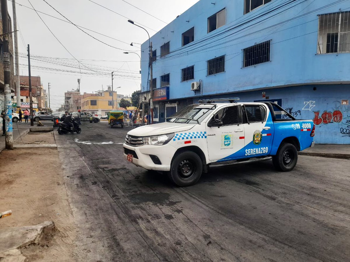 SegCiudadanaMML's tweet photo. ⚠️@CIC_MML #ACTUALIZACION la vía #AvPeru cdra 38 aun se encuentra cerrada debido a que @MovistarPeru y @EnelPeru continúan trabajando en el lugar del #AccidenteVial👩🏻‍🔧👨🏻‍🔧 https://t.co/31GDw0cdPl