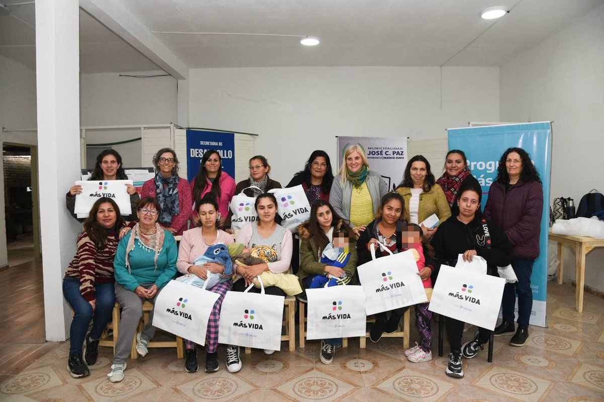 PoliticasPBA's tweet image. En #JoséCPaz y #Morón ➡️ desde los equipos técnicos del #ProgramaMásVida y la dirección de Nutrición y Calidad de los Alimentos, conversamos sobre #AlimentaciónSaludable para niñas y niños de 1 a 5 años junto a familias que forman parte del programa y las #Manzaneras.