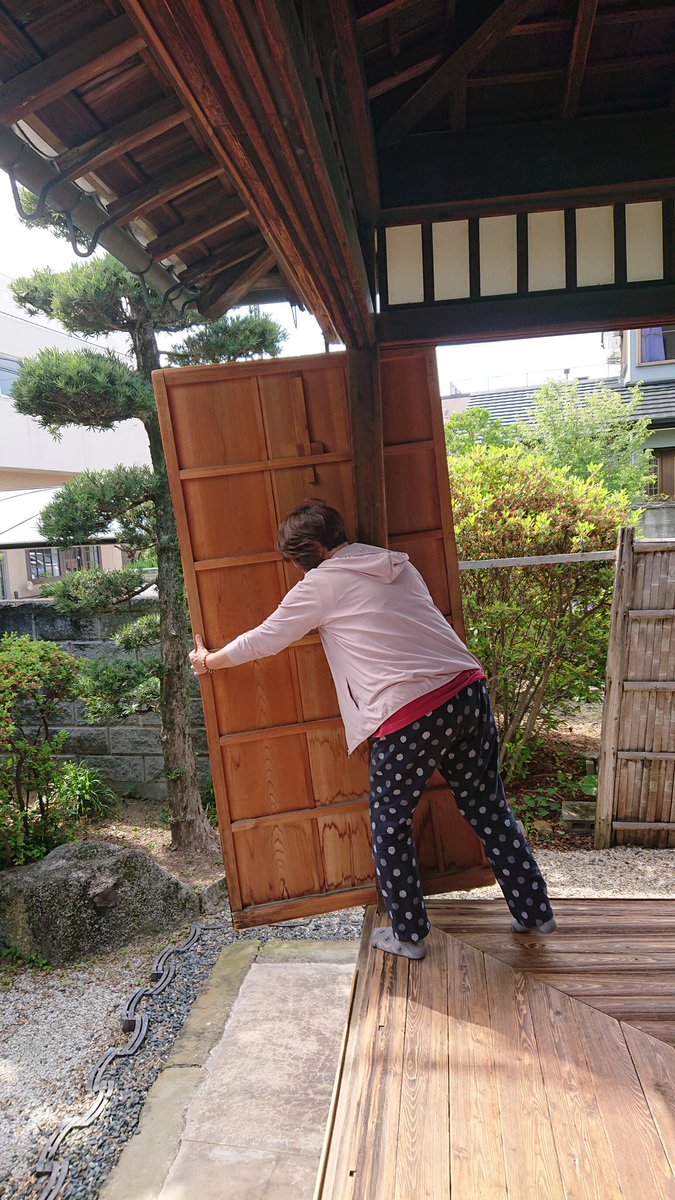msadako123's tweet photo. 旧吉原家住宅の雨戸の開閉中。
家の門の方向転換？  昔の人の知恵と技術は、凄い❗#大川市  #福岡県  #古い町並み  #国重要文化財  #旧吉原家住宅  #古民家  #柳川藩  #久留米藩  #寺町  #町歩き https://t.co/hXiMKd33N0