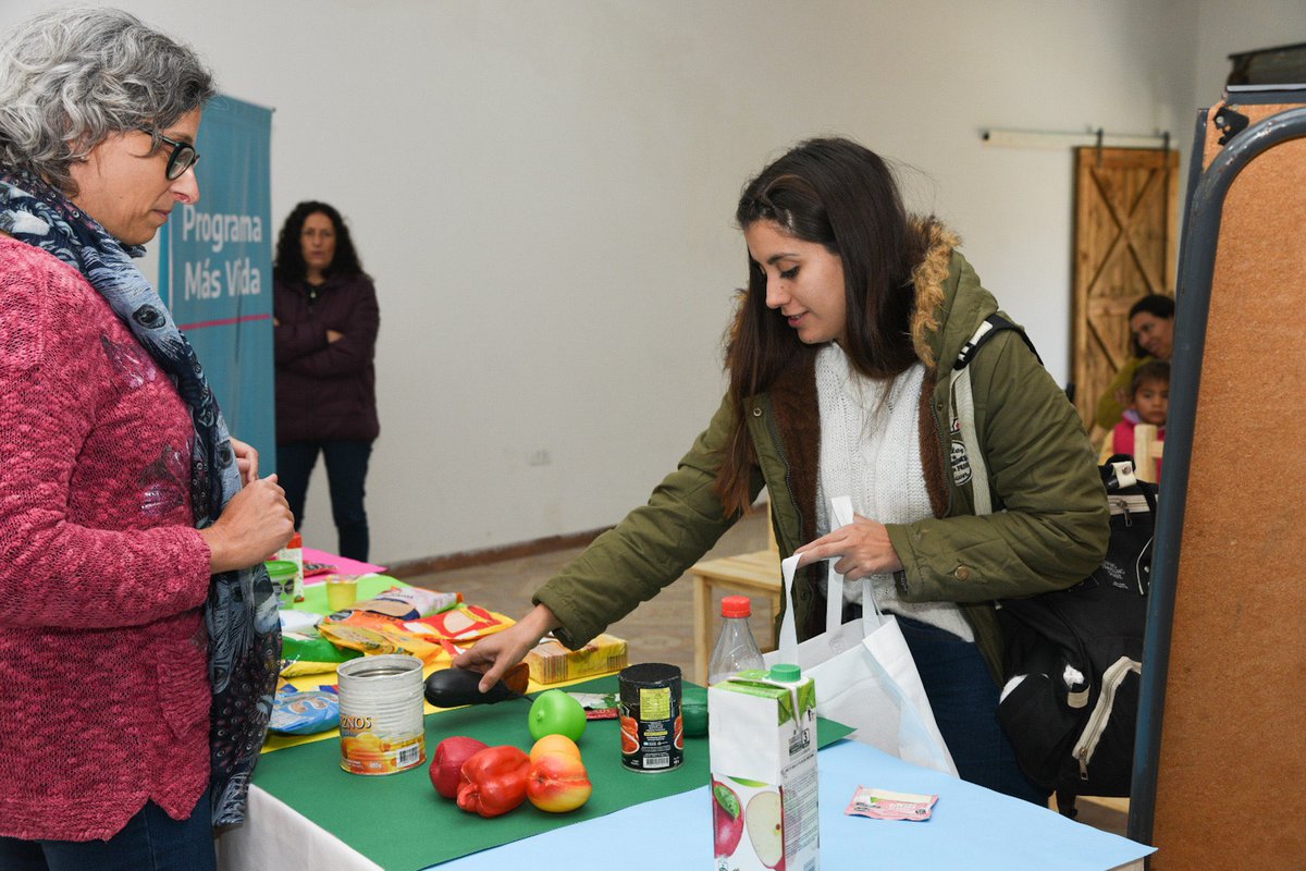 MinDesarrolloBA's tweet image. En #JoséCPaz y #Morón ➡️ desde los equipos técnicos del #ProgramaMásVida y la dirección de Nutrición y Calidad de los Alimentos, conversamos sobre #AlimentaciónSaludable para niñas y niños de 1 a 5 años junto a familias que forman parte del programa y las #Manzaneras.