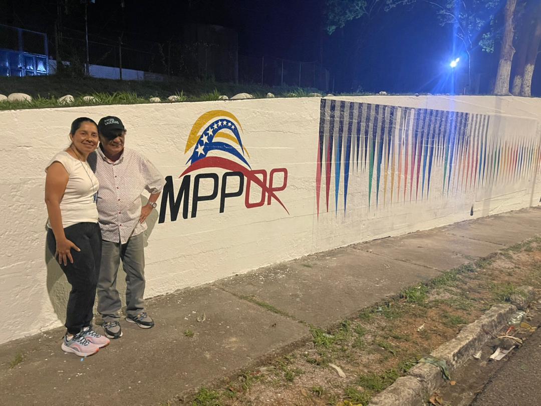 JessBritoJr1's tweet photo. @mppop_monagas desplegados en el municipio Bolívar en apoyo al proyecto del artista plástico @juvenalravelo 
@ErnestoLunaPsuv 
@Eddalys7 
@GobMonagas_ @VillegasPoljak 
@JeankartA 
@Reinaldo_PSUV https://t.co/4b8VCM7xWT