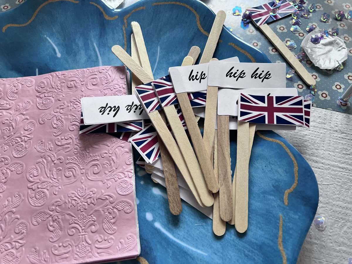 EnglishMTL's tweet photo. #Coronation fever has taken over @Roslyn_EMSB! Tomorrow, Kindergarten and Grade 6 students will be having #AfternoonTea (but at 11 am) in honour of @RoyalFamily @GGCanada #KingCharlesIII! 🇬🇧👑 #GodSaveTheKing #Coronation2023 #CoronationBigLunch https://t.co/dqWch4KleG