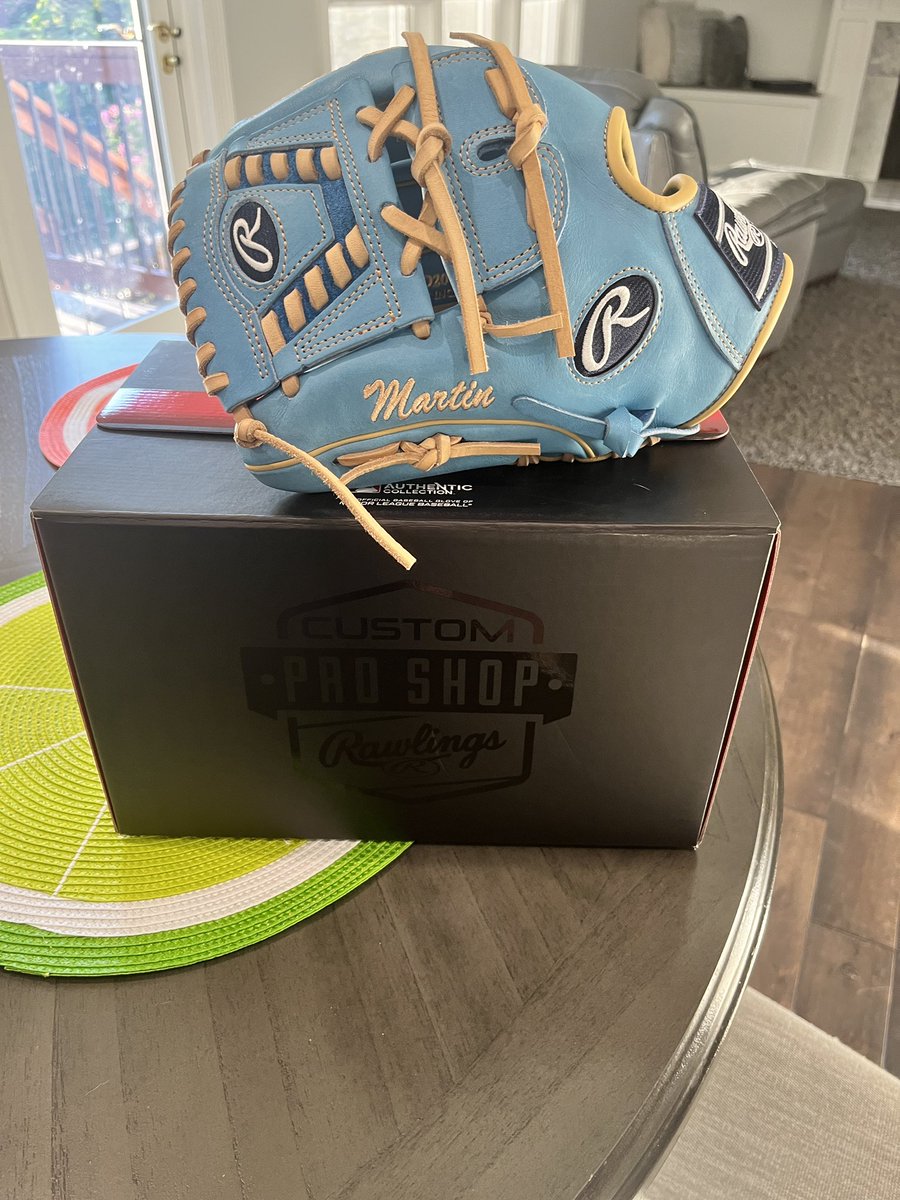 Thank you for the new glove <a href="/RawlingsSports/">Rawlings Baseball</a> and @Midland_Redskin! Excited for the season!