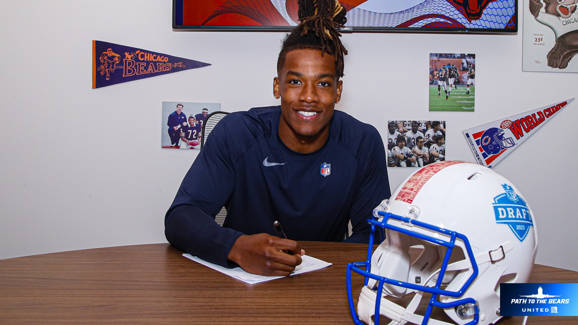 Chicago Bears on X: 'Officially official ✍️