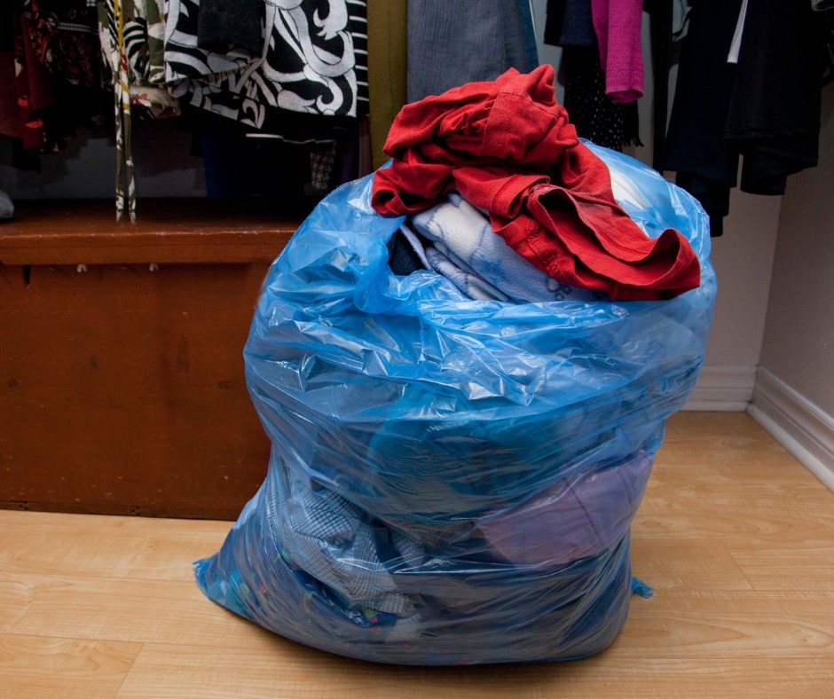 Moving forces us to make tough choices or what should stay and what should go. 

Don't make the mistake of taking it all! 

💡Get a bag for items to throw out or donate, and don’t be afraid to fill it. (We like the bag for throw and donate so you don'… instagr.am/p/Cr1sDODMtmU/