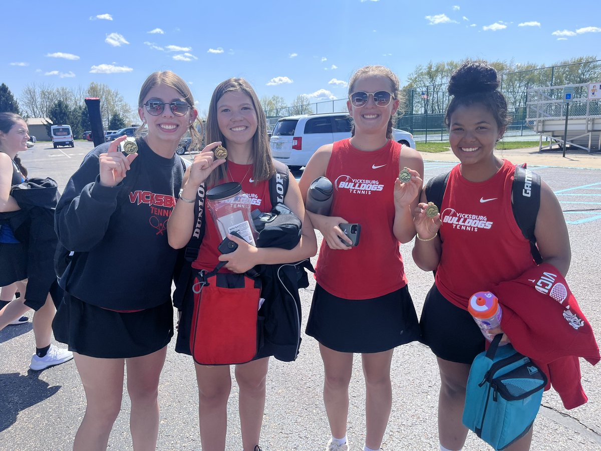 nfoley21's tweet photo. JV had a nice showing today at the JV Conference championship. We had 6 of our 8 flights reach the championship.
1S: Kately McClish (Champion)
2S: Dana Lockwood (Champion)
3S: Bridget Webber (Champion)
4S: Faith Smith (Champion)
3D: Hannah Moyer/ Olivia Sturgis (Champions) https://t.co/K4QL7nTMjS