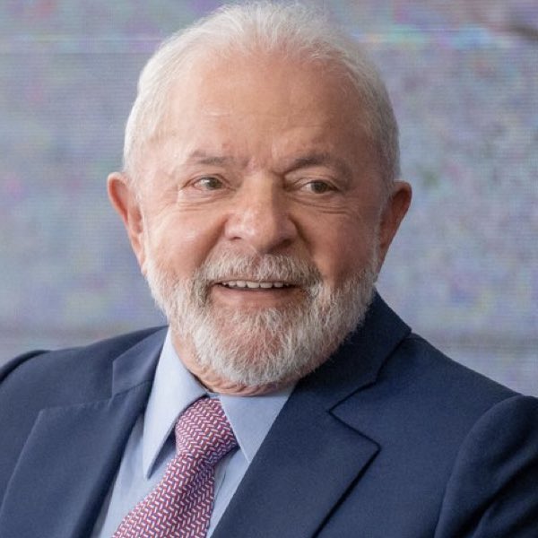 choquei's tweet photo. 🚨AGORA: Lula embarca para o Reino Unido onde participará da cerimônia de coroação do Rei Charles III. Além disso, o presidente terá um encontro restrito com o Rei e outros chefes de Estados. https://t.co/OewHFuNROB