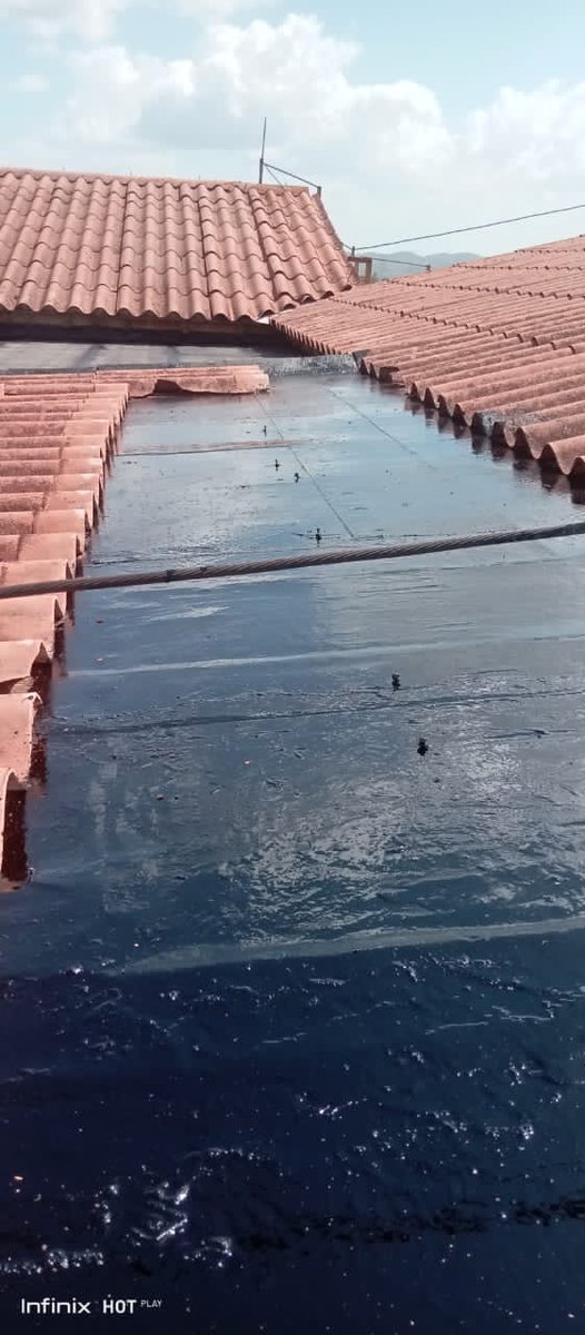JessBritoJr1's tweet photo. @mppop_monagas desplegado en Caripito, así van los trabajos de impermeabilización en la sede de la Orquesta Sinfónica en el municipio Bolívar.
@ErnestoLunaPsuv 
@Eddalys7 
@GobMonagas_ 
@VillegasPoljak 
@GRaulparedes 
@Reinaldo_PSUV https://t.co/sn3aOjbOSE