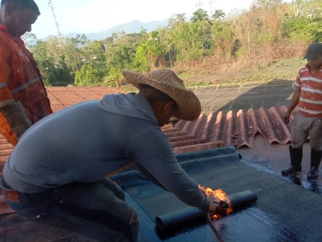 JessBritoJr1's tweet photo. @mppop_monagas desplegado en Caripito, así van los trabajos de impermeabilización en la sede de la Orquesta Sinfónica en el municipio Bolívar.
@ErnestoLunaPsuv 
@Eddalys7 
@GobMonagas_ 
@VillegasPoljak 
@GRaulparedes 
@Reinaldo_PSUV https://t.co/sn3aOjbOSE