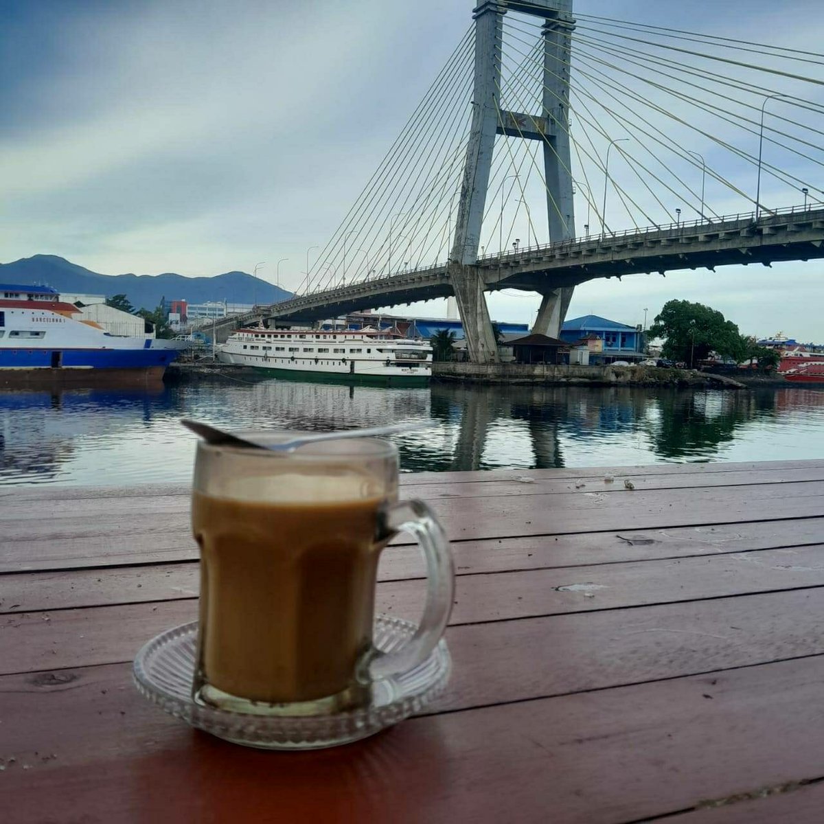 *_menikmati segelas kopi_*
*Tapi tidak dengan sebatang rokok*